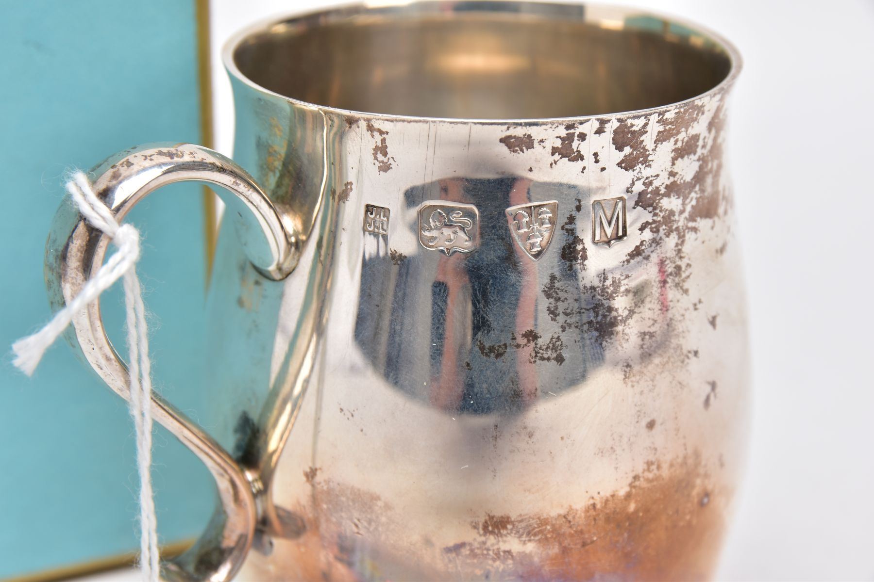 A SILVER HALF PINT TANKARD, of a bell shaped form, plain polished design with a scroll detailed - Image 3 of 6