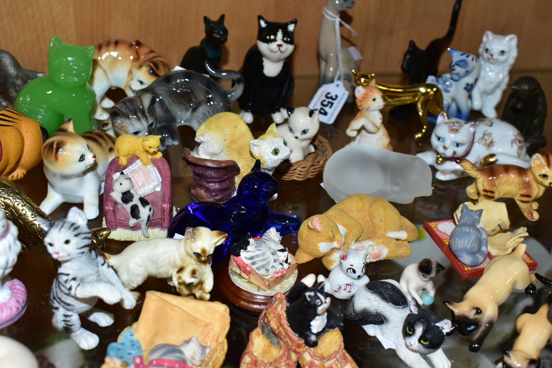 A COLLECTION OF OVER THIRTY FIVE MINIATURE CAT FIGURES, mostly ceramic and resin, including Franklin - Image 12 of 12