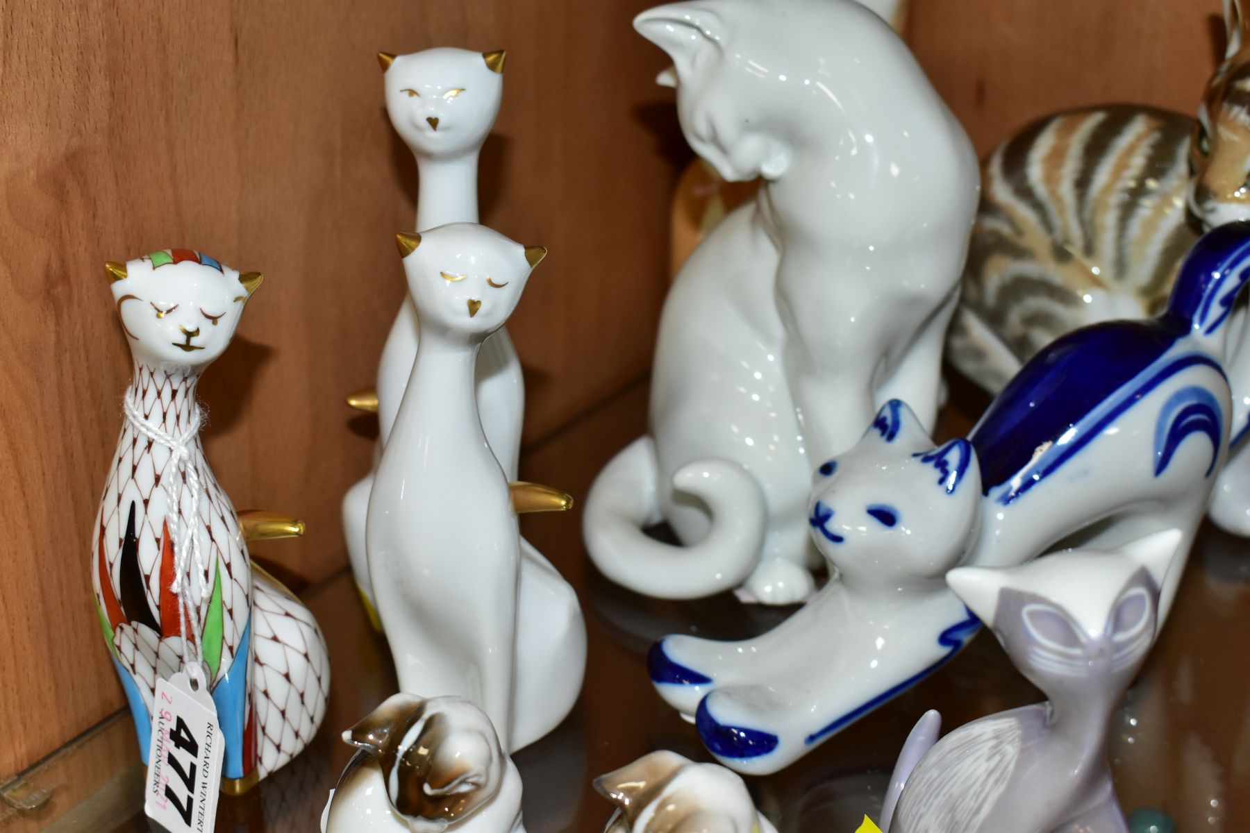 A GROUP OF CONTINENTAL CAT ORNAMENTS, comprising three Hollohaza cats, tallest height 14cm, three - Image 3 of 10