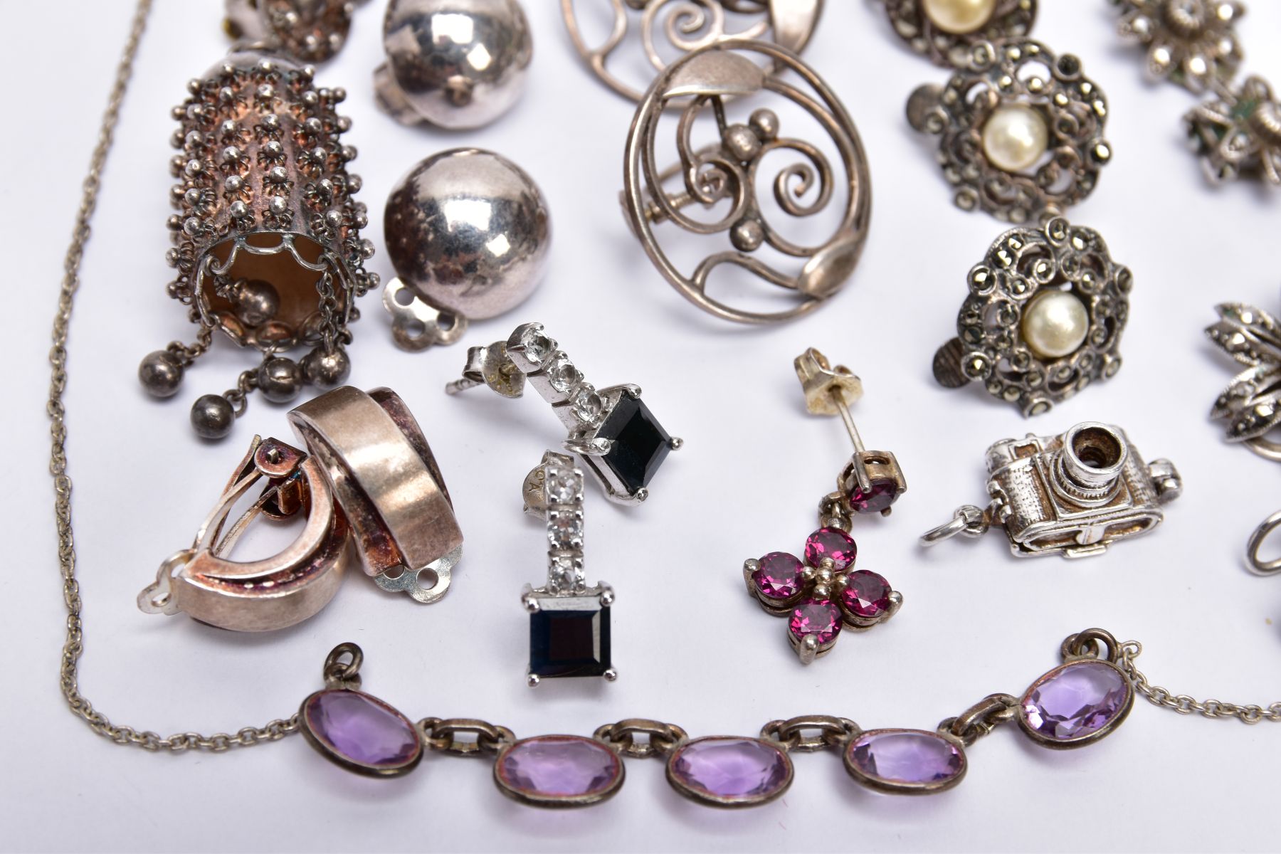 A BAG OF ASSORTED WHITE METAL JEWELLERY, to include eight pairs of earrings such as, a pair of white - Image 2 of 5