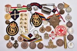 A BOX CONTAINING VARIOUS ITEMS OF MILITARY INTEREST, to include buttons, patches, shoulder