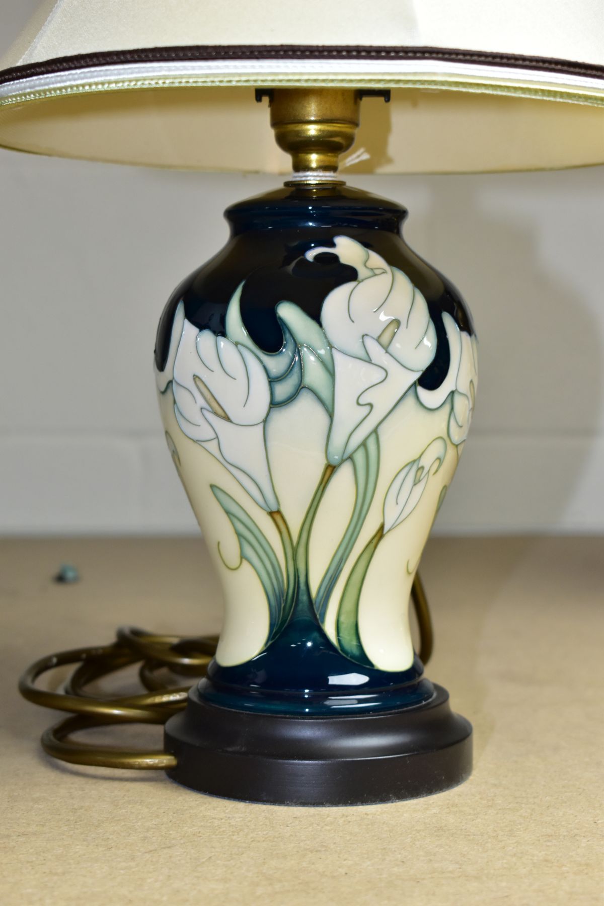A MOORCROFT TABLE LAMP WITH SHADE, decorated with white Cala Lilys against a cream and green ground, - Image 4 of 6