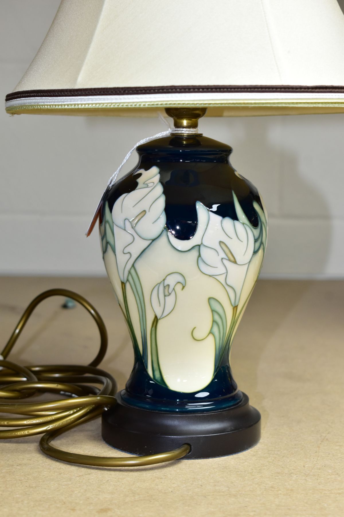 A MOORCROFT TABLE LAMP WITH SHADE, decorated with white Cala Lilys against a cream and green ground, - Image 5 of 6