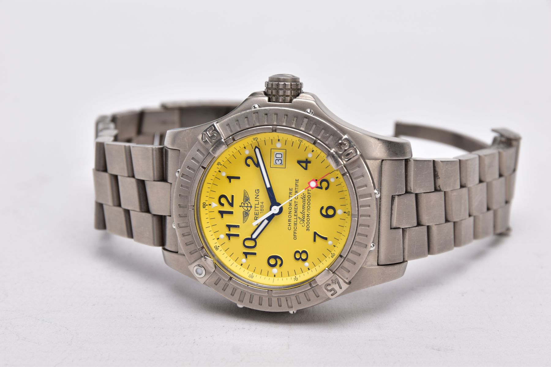 A BREITLING AVENGER SEAWOLF AUTOMATIC WRISTWATCH, black Arabic numeral to the yellow dial, date - Image 8 of 13