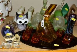 ASSORTED GLASS ITEMS, to include amber and black Art Deco liqueur set, chips to stopper, green Art