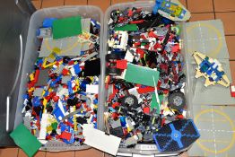 A LARGE QUANTITY OF ASSORTED LOOSE LEGO, assorted sets including space and Technic, mainly from