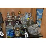 A GROUP OF VARIOUS PAPERWEIGHTS, SCENT BOTTLES, VASES, ETC, to include a Mdina paperweight,