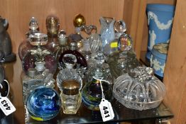 A GROUP OF VARIOUS PAPERWEIGHTS, SCENT BOTTLES, VASES, ETC, to include a Mdina paperweight,