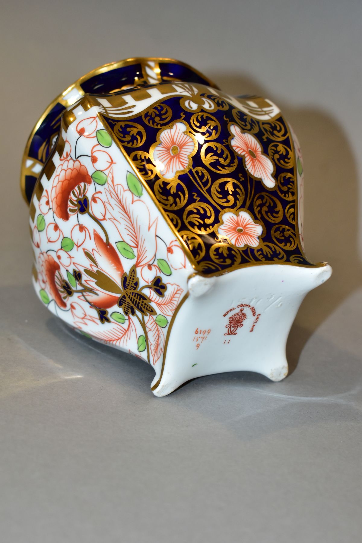 A ROYAL CROWN DERBY IMARI SQUARE FOOTED VASE, '6299' pattern, printed marks to base, height 9.5cm ( - Image 6 of 6