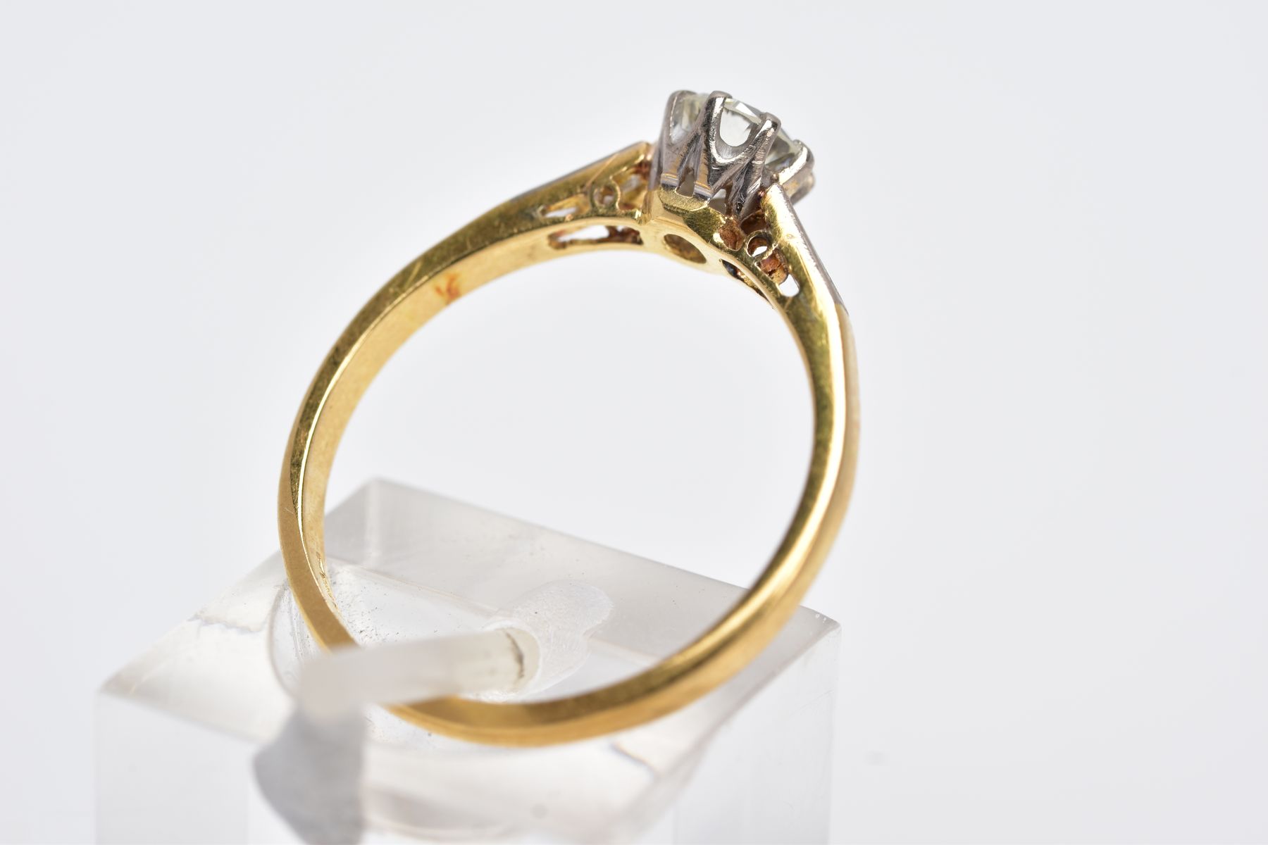 A DIAMOND SINGLE STONE RING with trap cut diamond shoulders, estimated round brilliant cut weight - Image 3 of 4