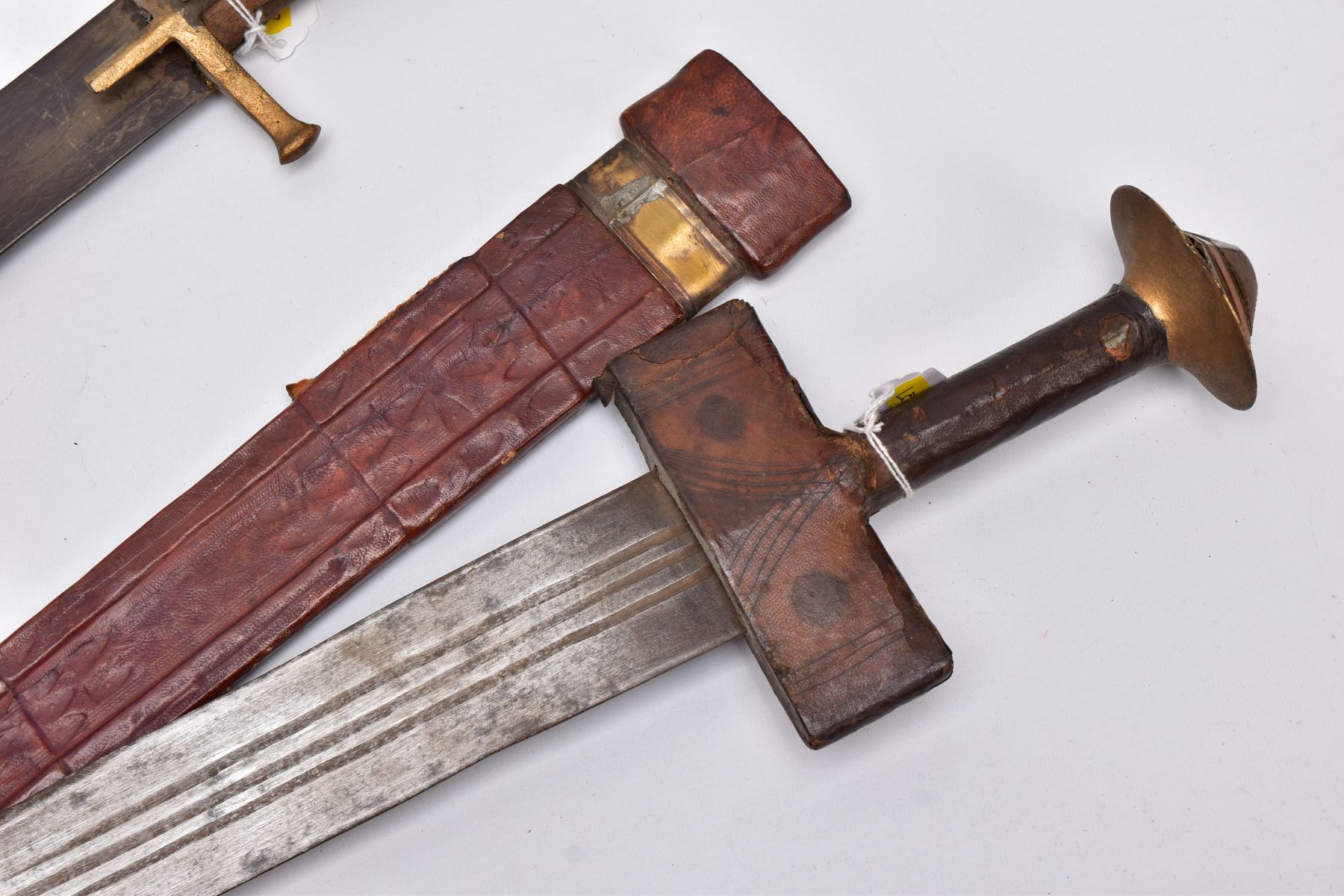 AN ARABIC DESIGN SHORT SWORD, wooden grip with gold coloured metal cross guard, blade has Arabic - Image 2 of 19