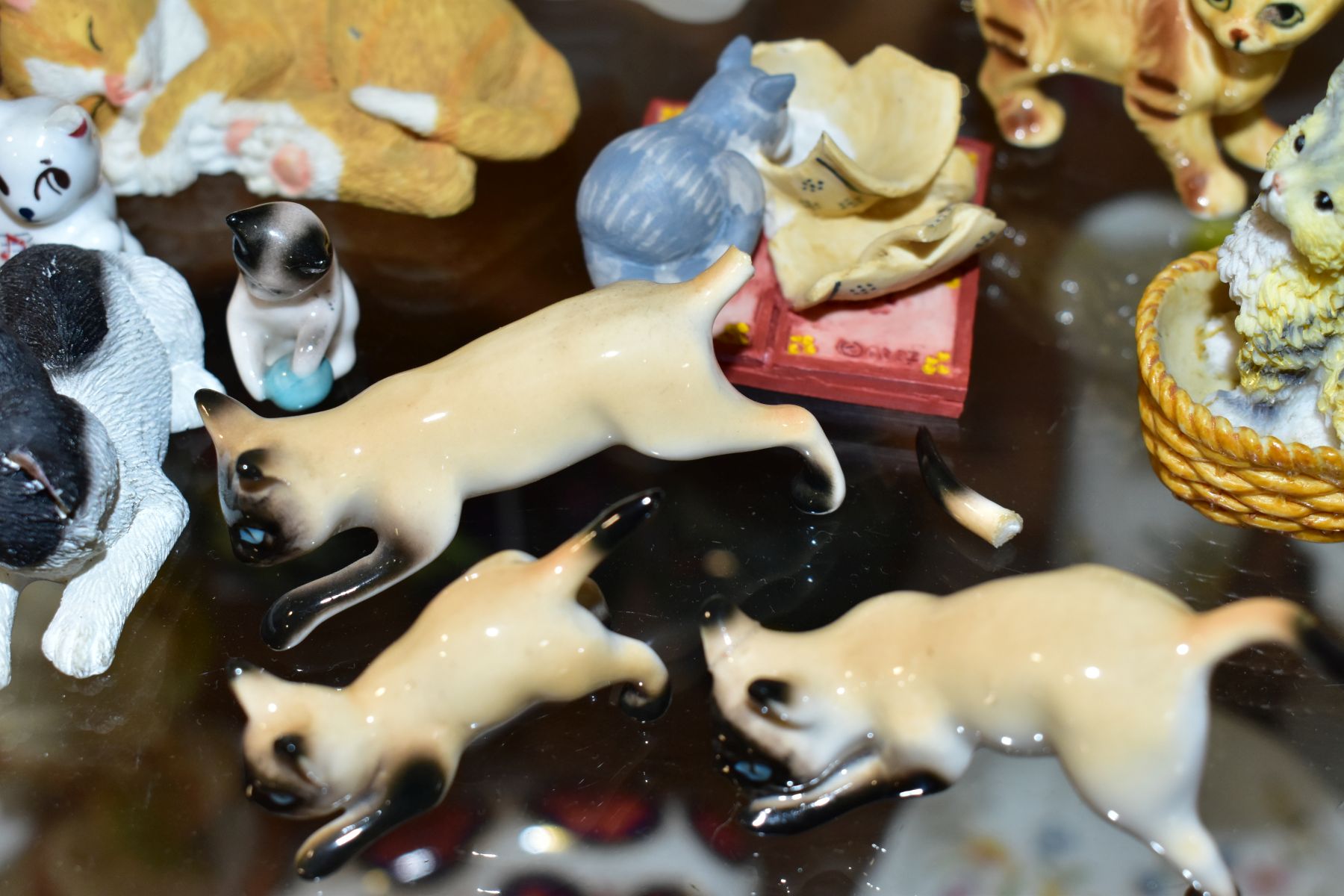 A COLLECTION OF OVER THIRTY FIVE MINIATURE CAT FIGURES, mostly ceramic and resin, including Franklin - Image 2 of 12