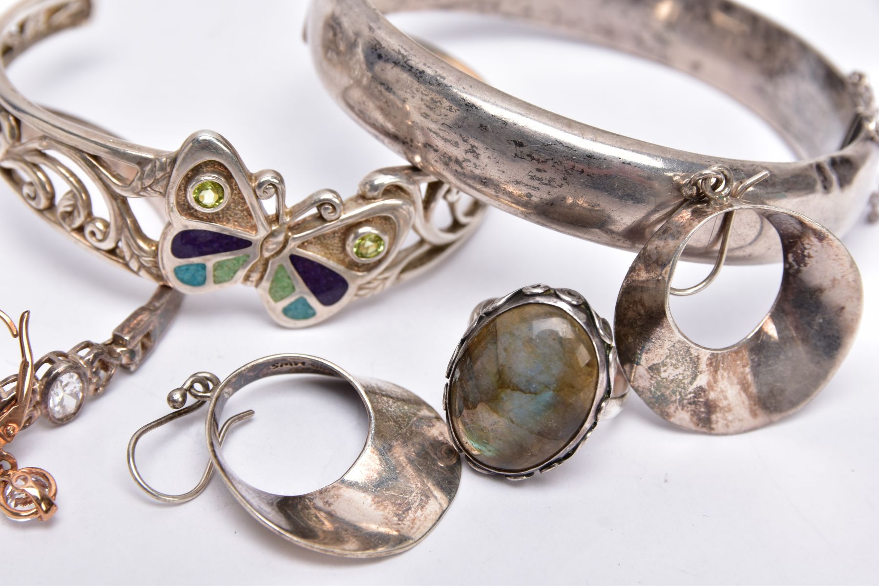 A SMALL QUANTITY OF JEWELLERY, to include a silver hinged bangle with a decorative floral design, - Image 3 of 3