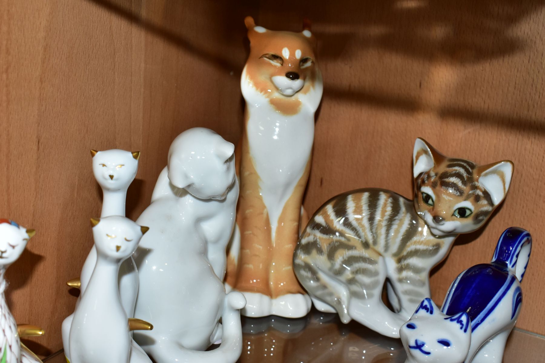 A GROUP OF CONTINENTAL CAT ORNAMENTS, comprising three Hollohaza cats, tallest height 14cm, three - Image 4 of 10