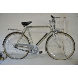 AN EMMELLE GT3 WAYFAIRER GENTS BIKE with 23ins frame, 26ins wheels, front basket