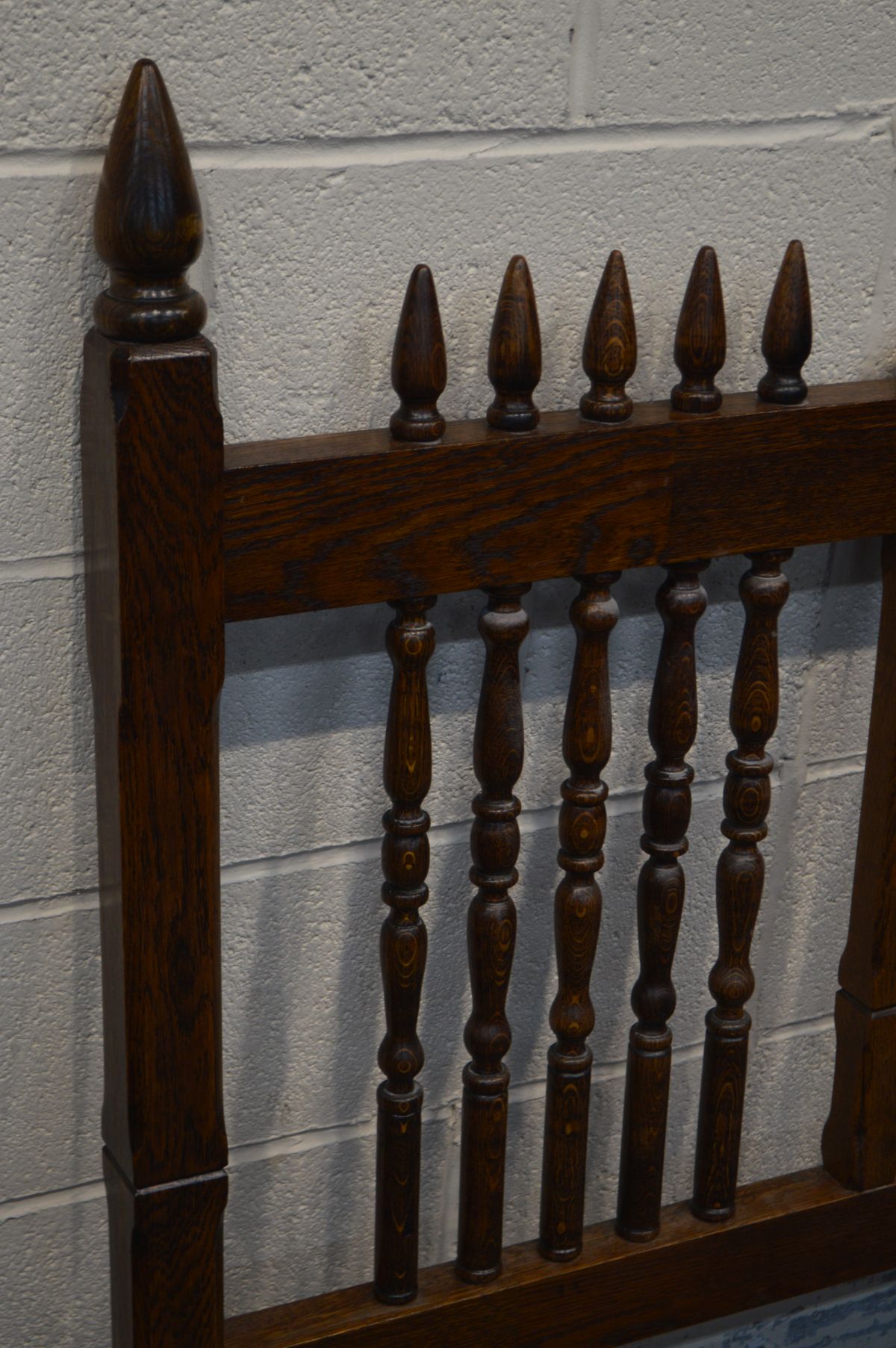AN OAK SPINDLED 5FT HEADBOARD - Image 2 of 2