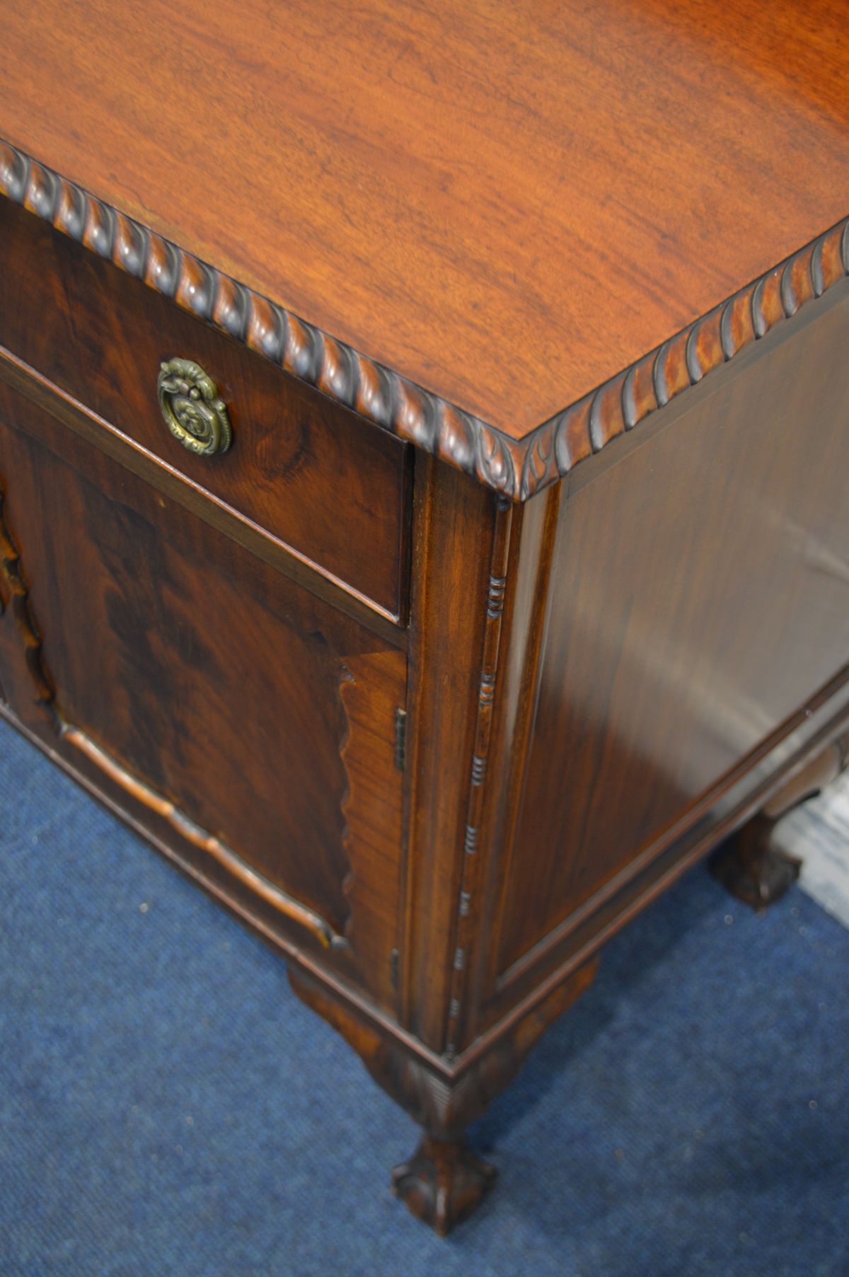 A 20TH CENTURY MAHOGANY BOWFRONT SIDEBOARD, with a shaped raised back, rope detail to the top - Image 3 of 4