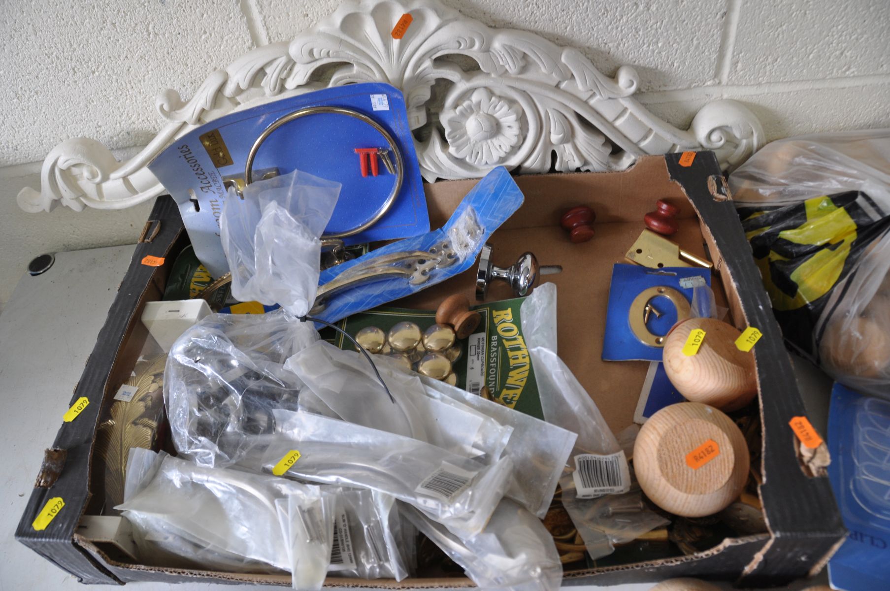 A TRAY CONTAINING DOOR AND CABINET FURNITURE including a Pierced fretwork panel, a bag of pine - Image 4 of 4