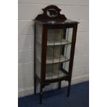 AN EDWARDIAN MAHOGANY ART NOUVEAU LEAD GLAZED SINGLE DISPLAY CABINET with a raised mirror top, on