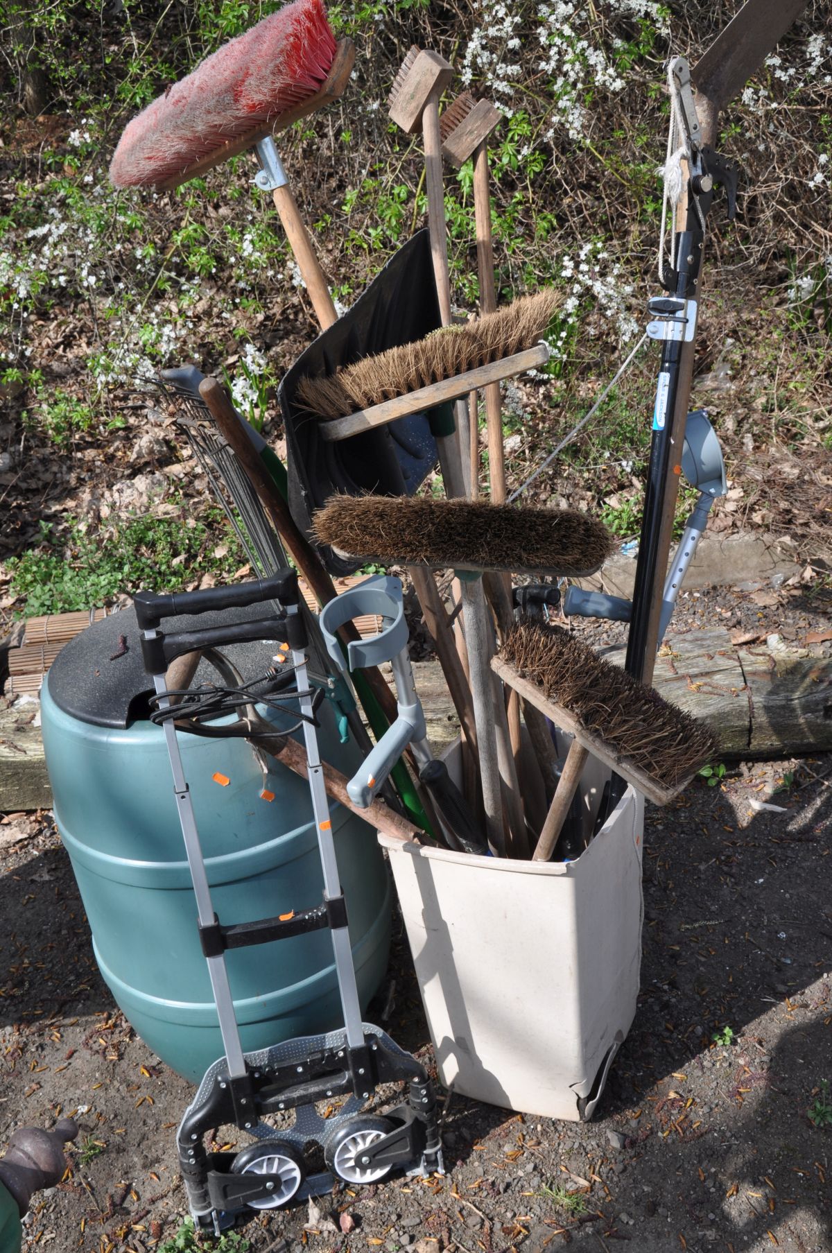 A GREEN WATER BUTT together with a folding sack truck, and a bin containing various garden tools