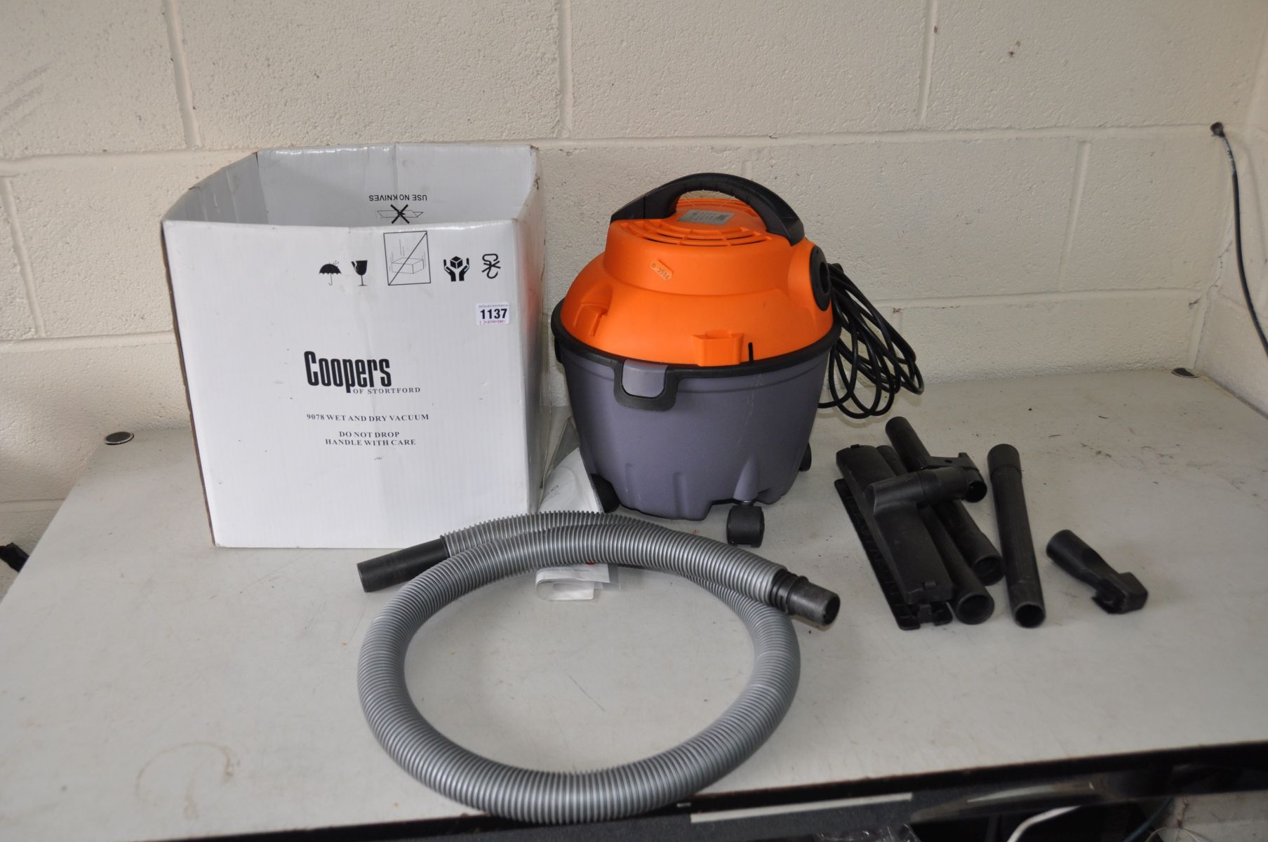 A COOPERS WET AND DRY VACUUM CLEANER (PAT pass and working)