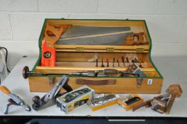 A CARPENTERS TOOLBOX containing a Record No 04 plane, a boxed Stanley No 220A block plane, a boxed