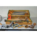 A CARPENTERS TOOLBOX containing a Record No 04 plane, a boxed Stanley No 220A block plane, a boxed