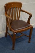 AN EARLY TO MID 20TH CENTURY OAK OFFICE ARMCHAIR with a brown leatherette drop in seat pad