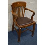 AN EARLY TO MID 20TH CENTURY OAK OFFICE ARMCHAIR with a brown leatherette drop in seat pad