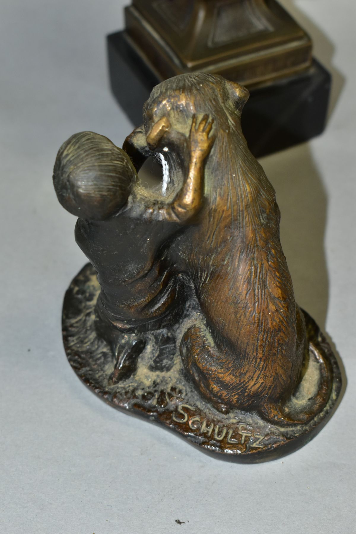 AFTER SCHULTZ, a small bronze figure group of boy feeding dog, impressed name to base, height - Bild 4 aus 7