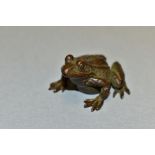 A 20TH CENTURY SMALL BRONZE FIGURE OF A TOAD, indistinct mark to the underside, height 2.3cm x