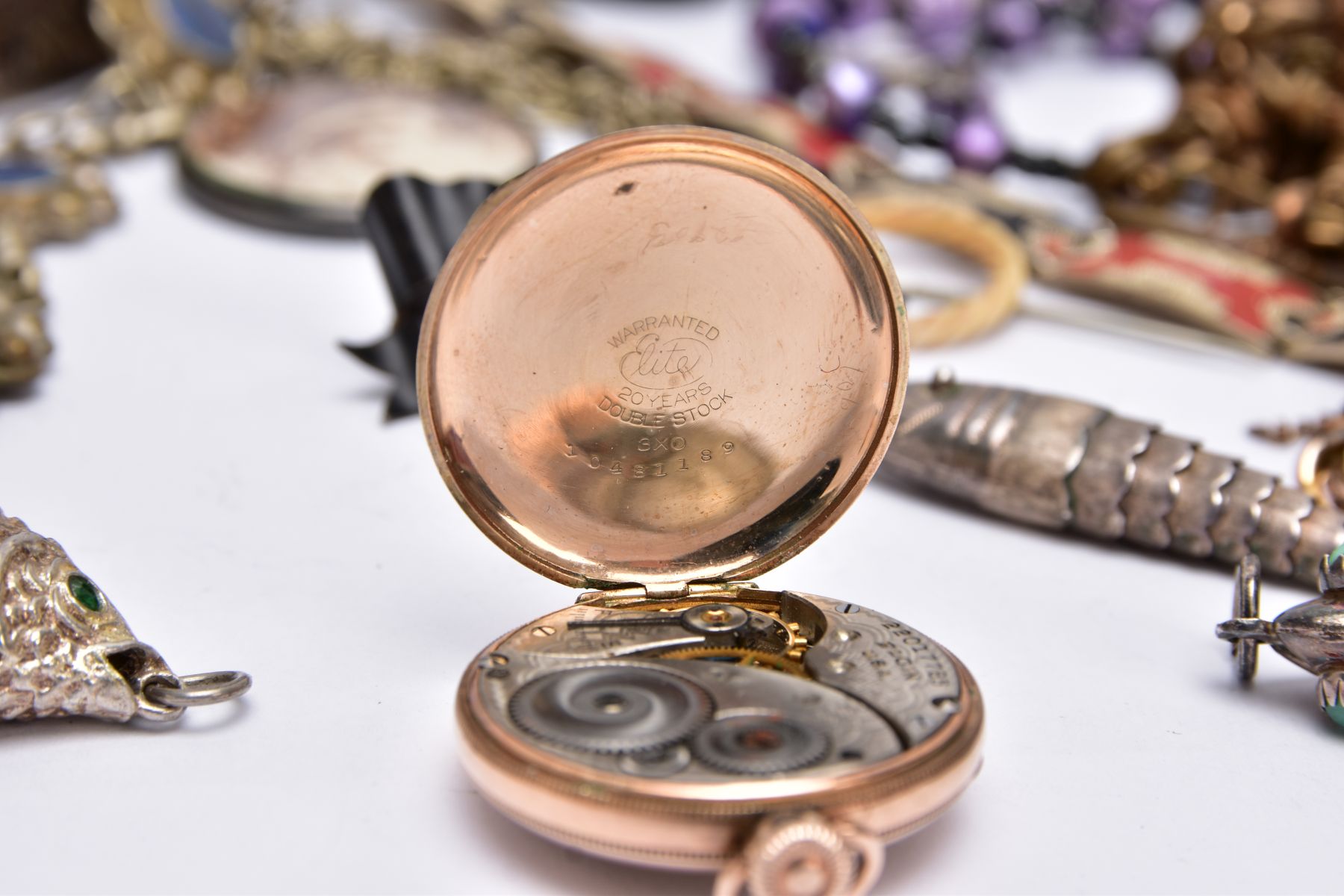 A BOX OF ASSORTED JEWELLERY, to include a yellow metal cameo brooch, depicting a gentleman in - Image 9 of 10