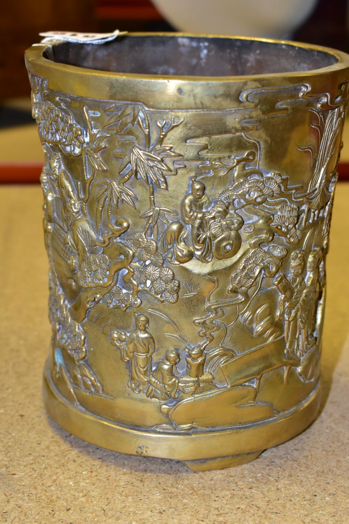 A BRASS ORIENTAL BRUSH POT, height 17cm - Image 4 of 7