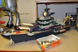 AN UNBOXED DELUXE READING PLASTIC BATTERY OPERATED WARSHIP, 'U.S.S. Battlewagon', not tested,