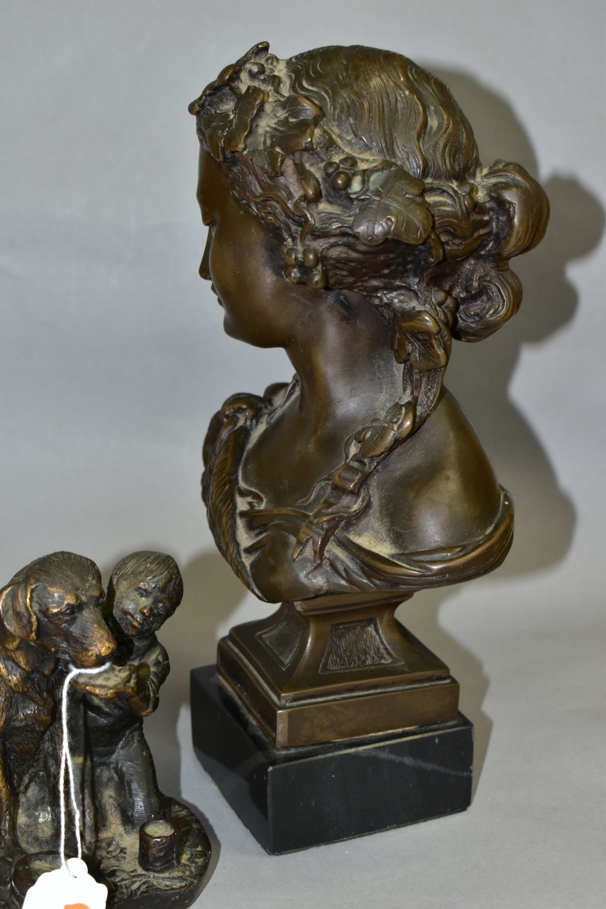 AFTER SCHULTZ, a small bronze figure group of boy feeding dog, impressed name to base, height - Bild 7 aus 7