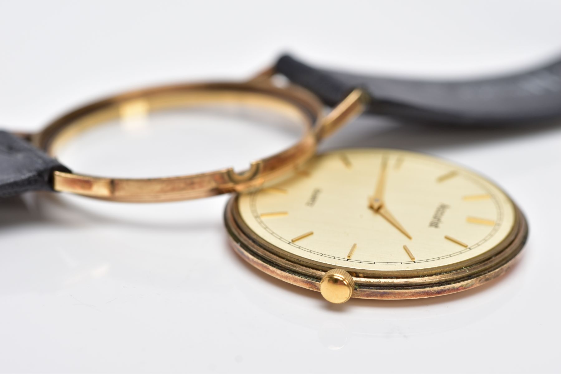 A GENTS 9CT GOLD 'ACCURIST' WRISTWATCH, round gold tone dial signed 'Accurist, Quartz', baton - Image 6 of 6