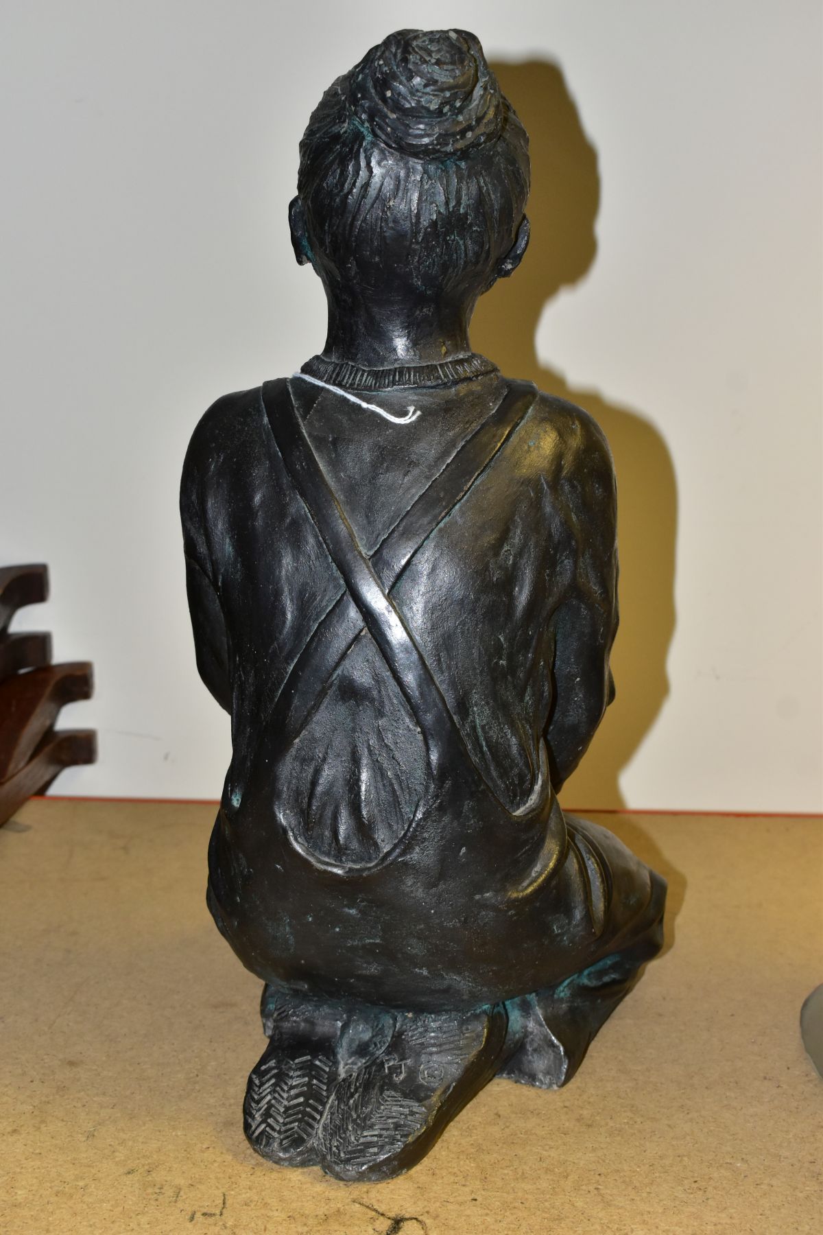 A CONTEMPORARY BRONZED CERAMIC SCULPTURE OF A GIRL KNEELING, wearing dungarees and her hair in a - Bild 4 aus 7