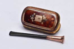 A ROSE GOLD MOUNTED CHEROOT AND A SMALL TORTOISESHELL BOX, the black cheroot mounted with a rose