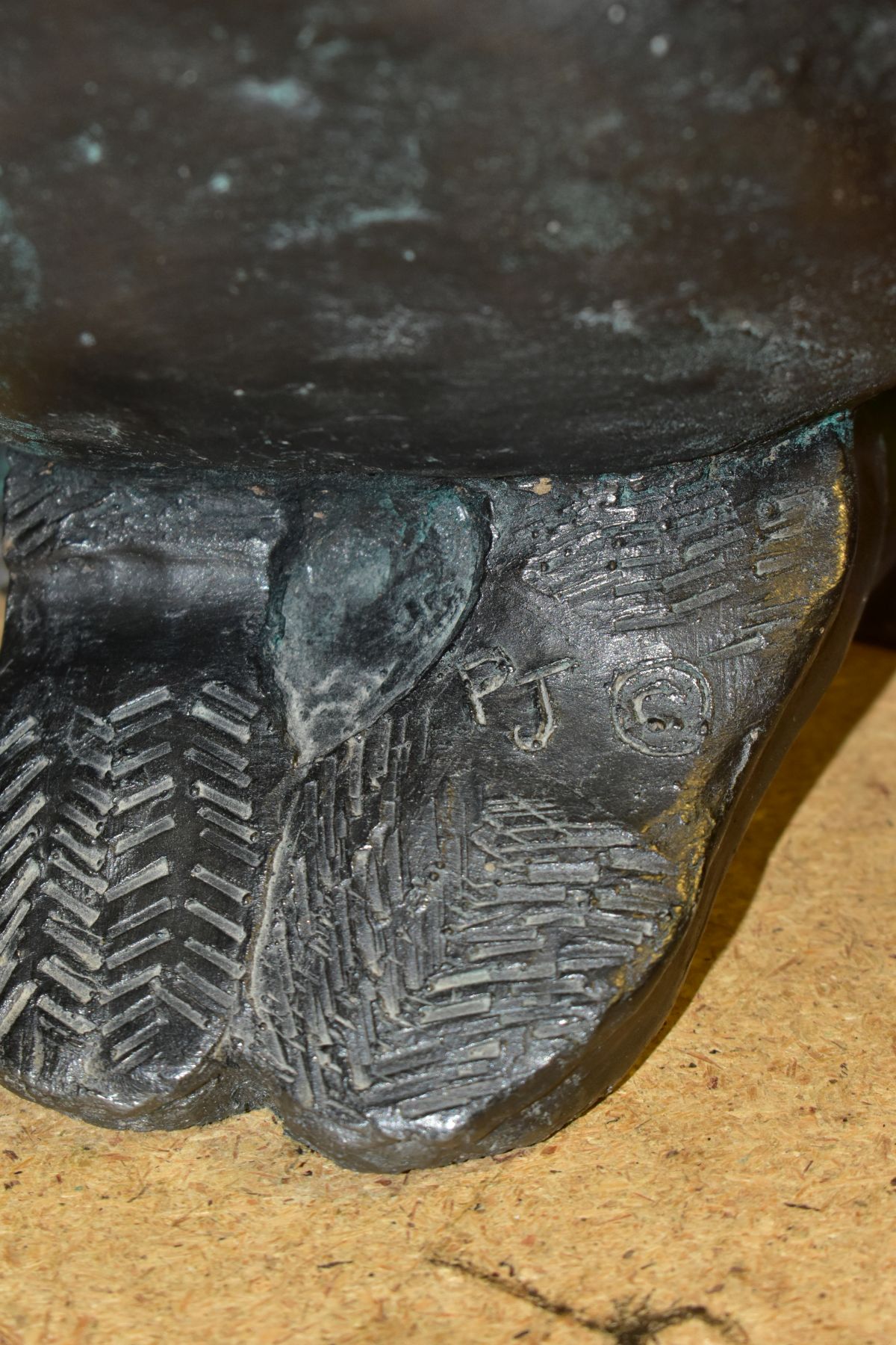 A CONTEMPORARY BRONZED CERAMIC SCULPTURE OF A GIRL KNEELING, wearing dungarees and her hair in a - Bild 5 aus 7