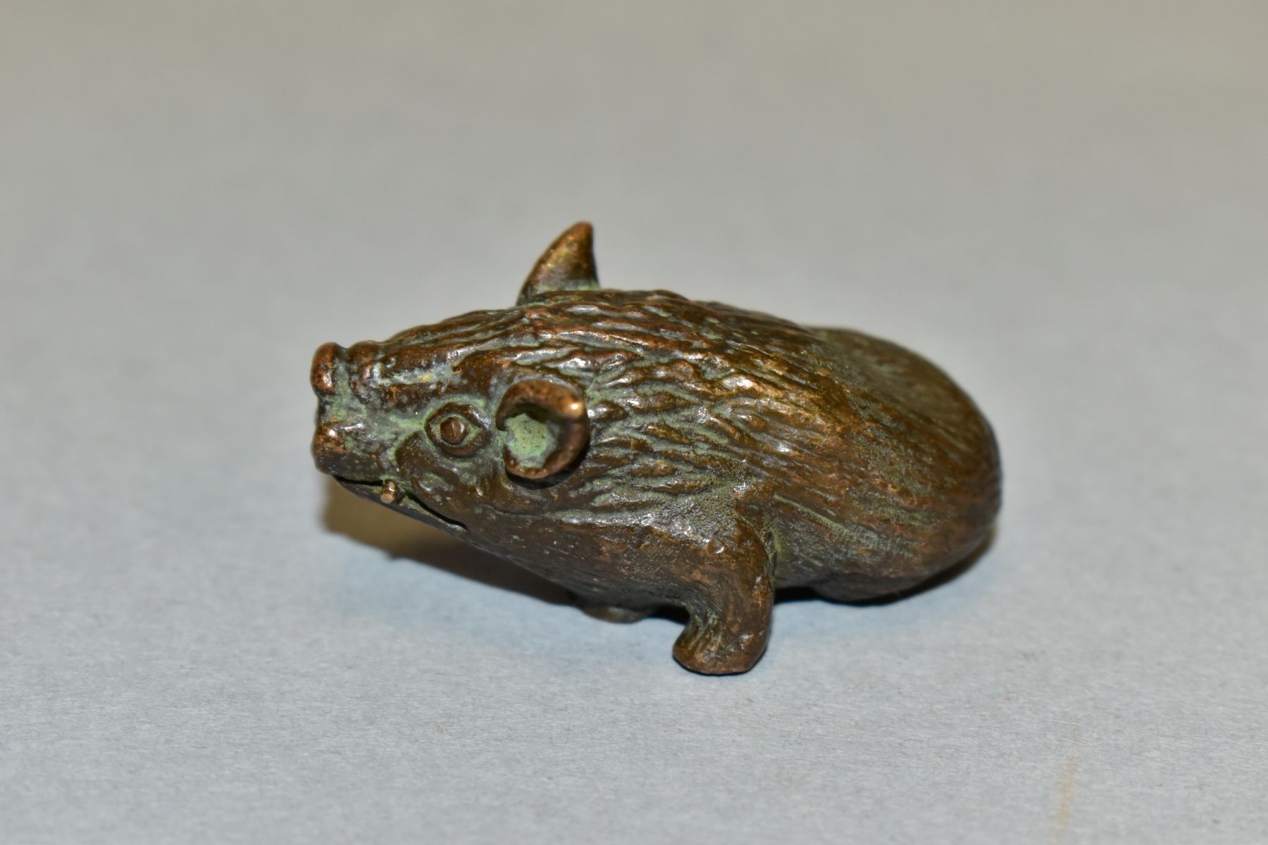 A 20TH CENTURY SMALL BRONZE FIGURE OF A SEATED HOG, unmarked, height 2.2cm x length 5.1cm - Bild 2 aus 5