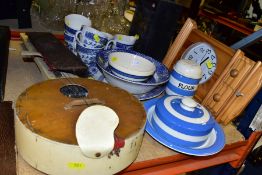 A SMALL QUANTITY OF 20TH CENTURY BLUE AND WHITE POTTERY including a T G Green Cornish Kitchen Ware