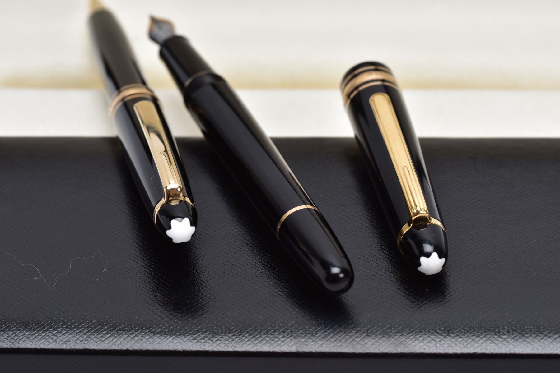 A CASED 'MONT BLANC-MEISTERSTUCK' FOUNTAIN PEN AND BALL POINT PEN, black lacquer with gold - Image 3 of 5
