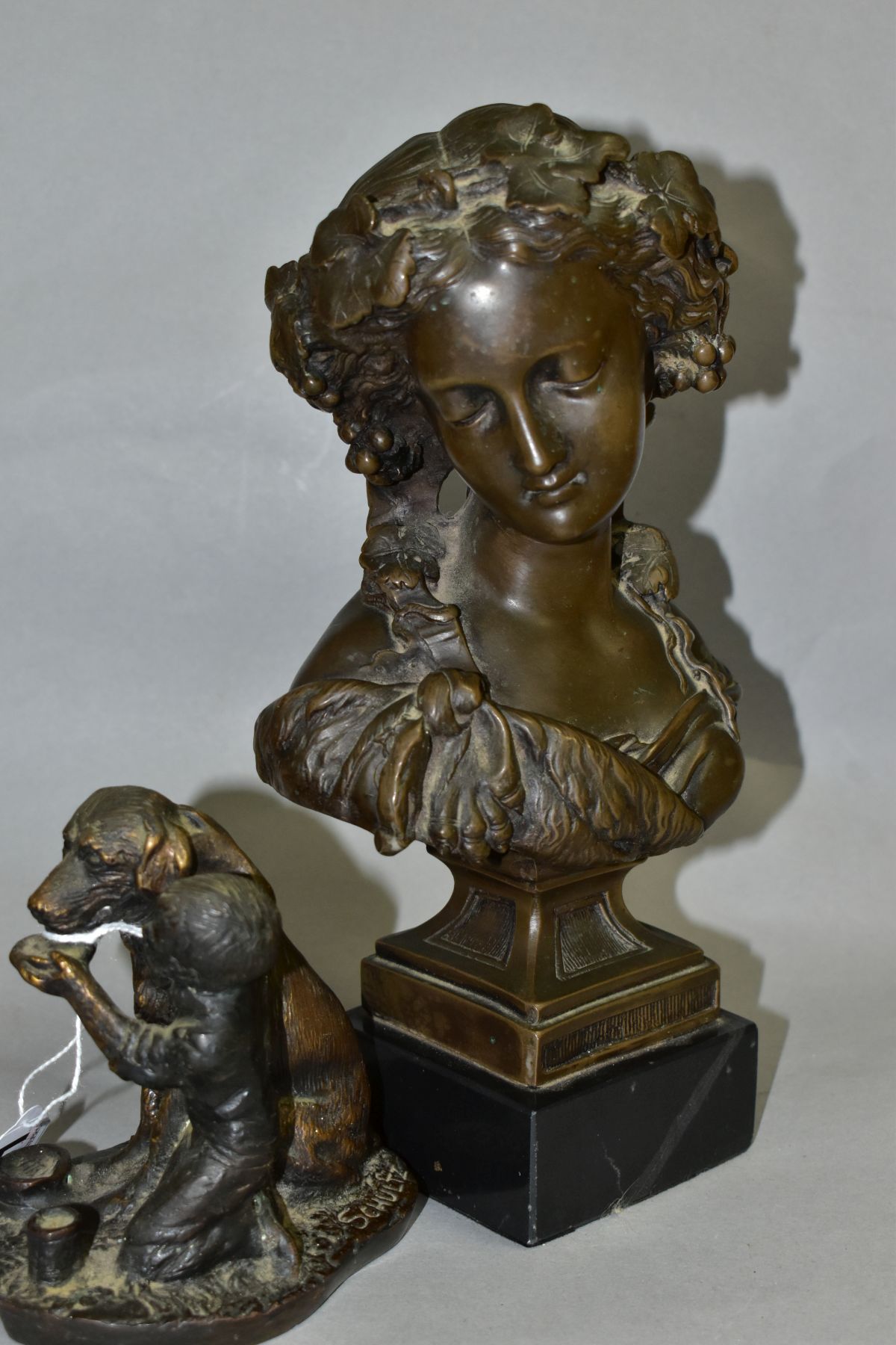 AFTER SCHULTZ, a small bronze figure group of boy feeding dog, impressed name to base, height - Bild 5 aus 7