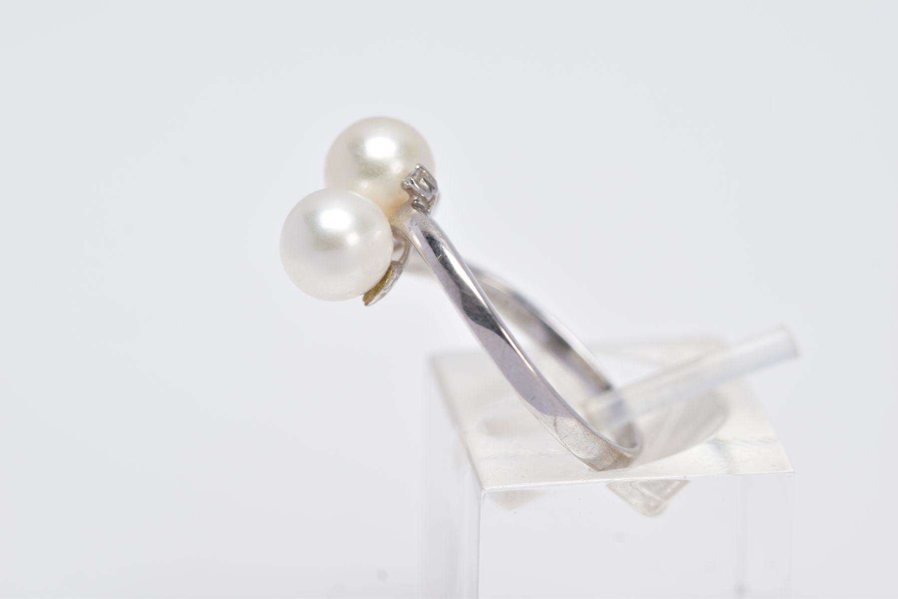 A 9CT WHITE GOLD RING, of a crossover design set with two cultured pearls flanked with round - Image 2 of 4