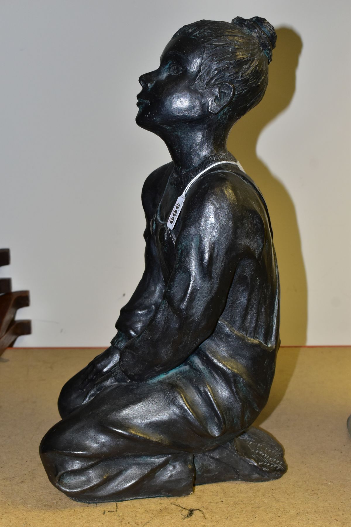 A CONTEMPORARY BRONZED CERAMIC SCULPTURE OF A GIRL KNEELING, wearing dungarees and her hair in a - Bild 3 aus 7