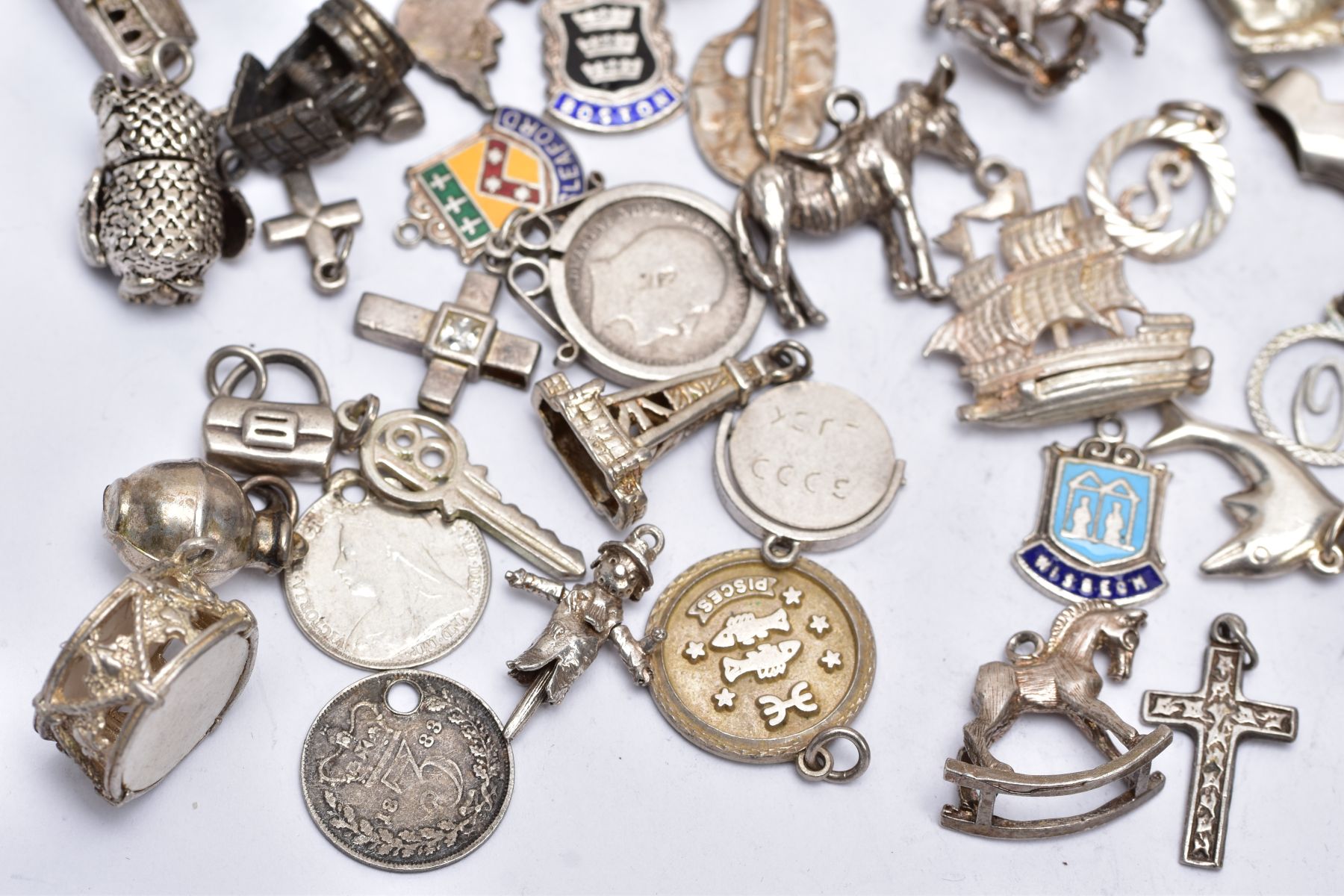 A BAG OF ASSORTED SILVER AND WHITE METAL CHARMS, to include sixty four charms in various forms - Image 7 of 7