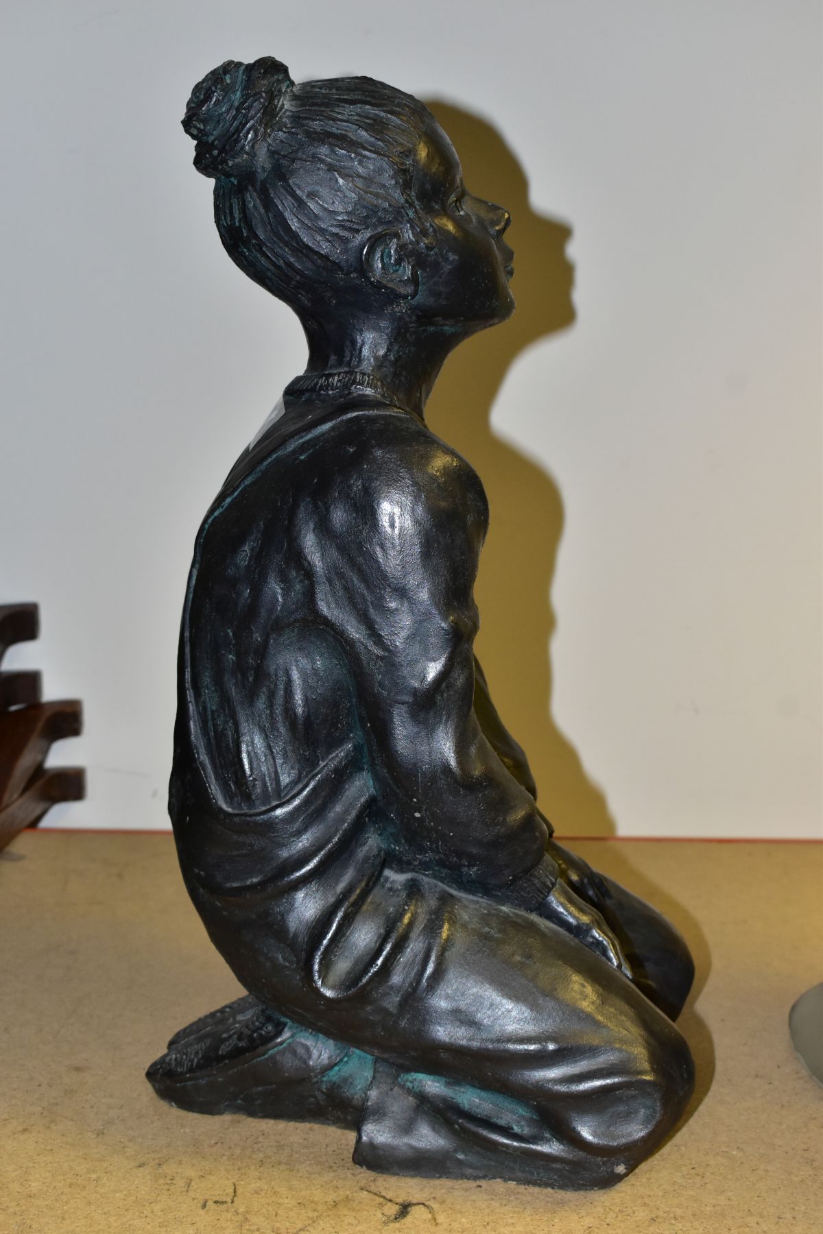 A CONTEMPORARY BRONZED CERAMIC SCULPTURE OF A GIRL KNEELING, wearing dungarees and her hair in a - Bild 6 aus 7