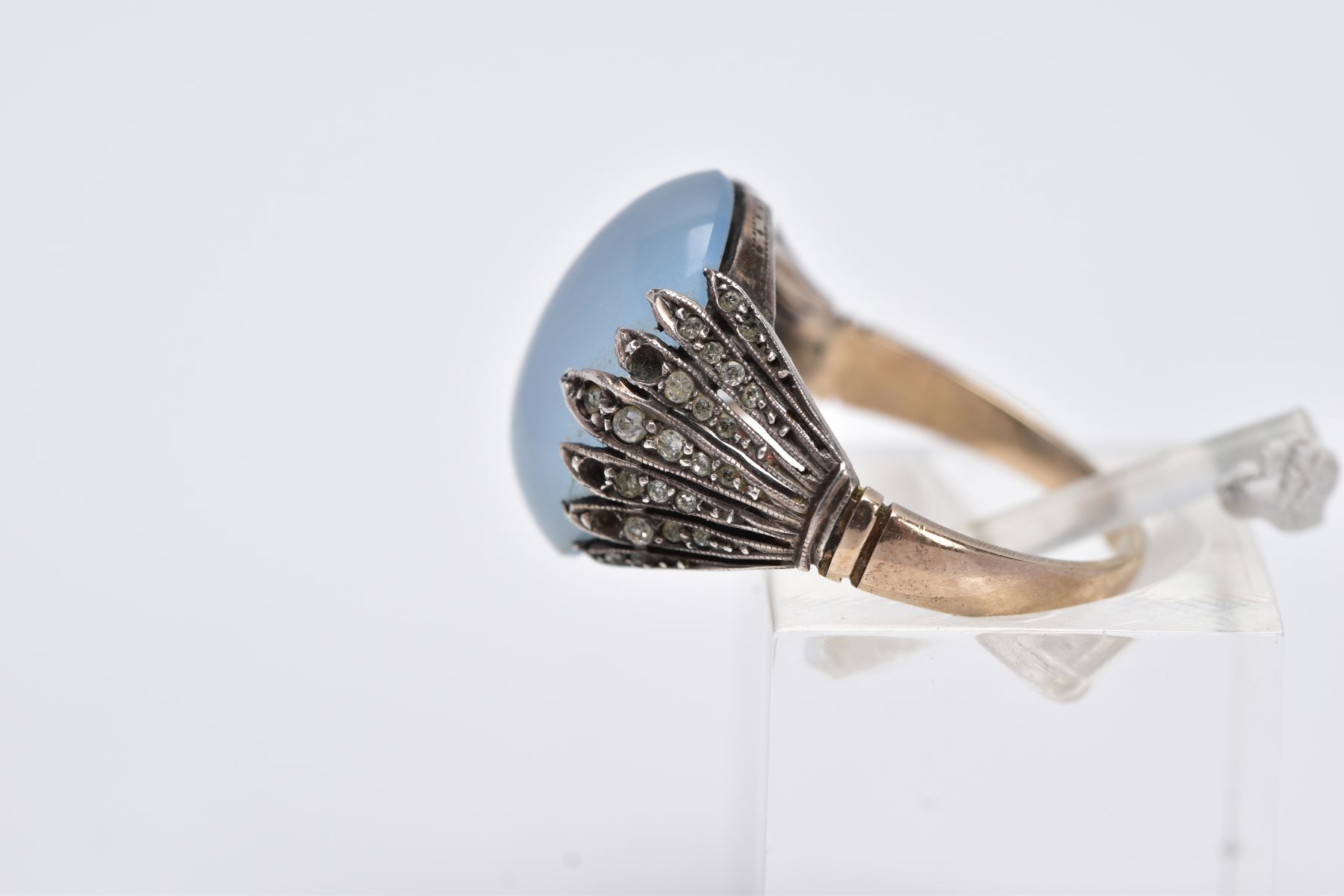 A YELLOW METAL GEM SET RING, designed with a milky chalcedony cabochon, openwork feathered shoulders - Image 2 of 4