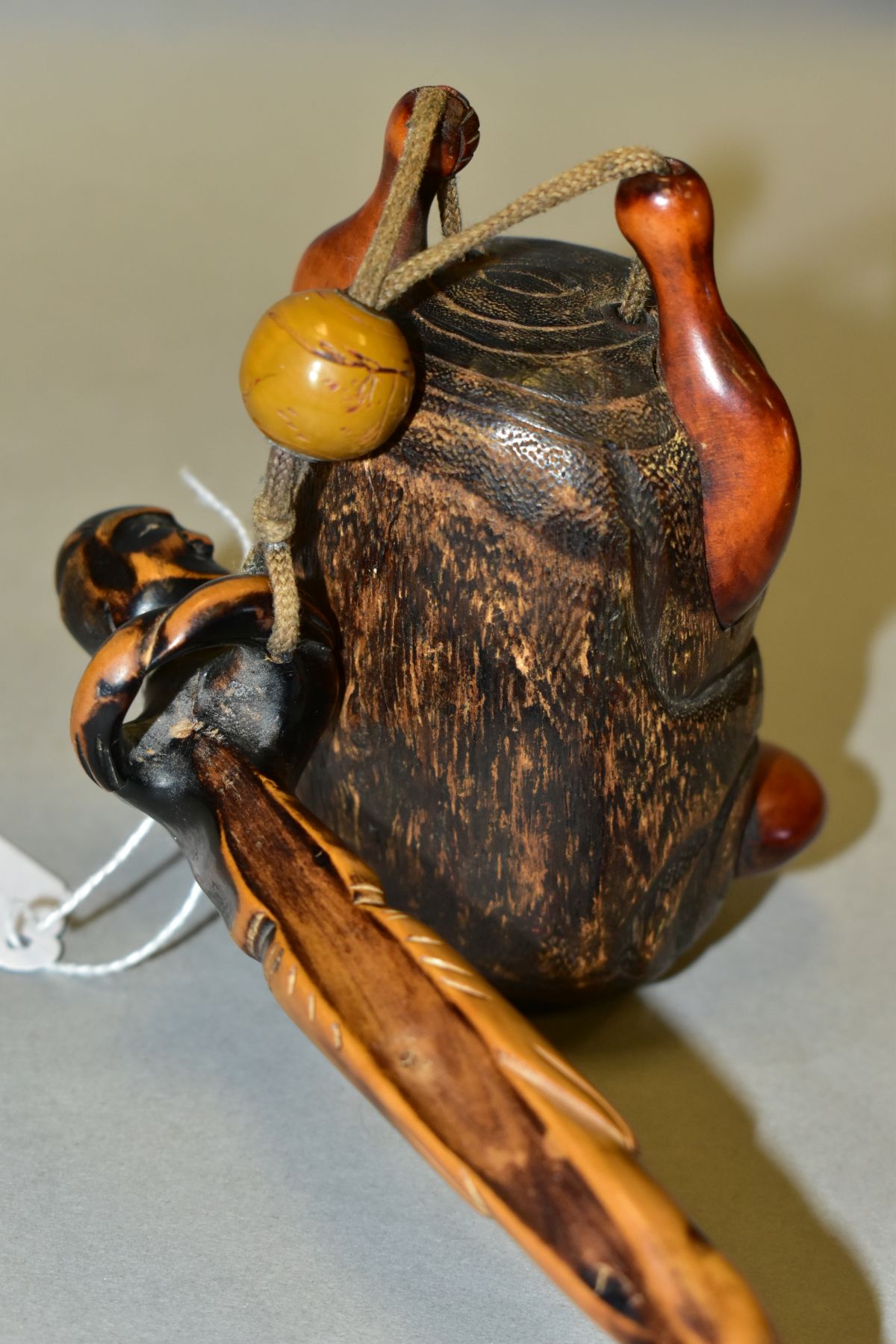 A JAPANESE TOBACCO BOX AND FIGURAL PIPE HOLDER, the pipe holder shaped as an elongated man, length - Image 8 of 8