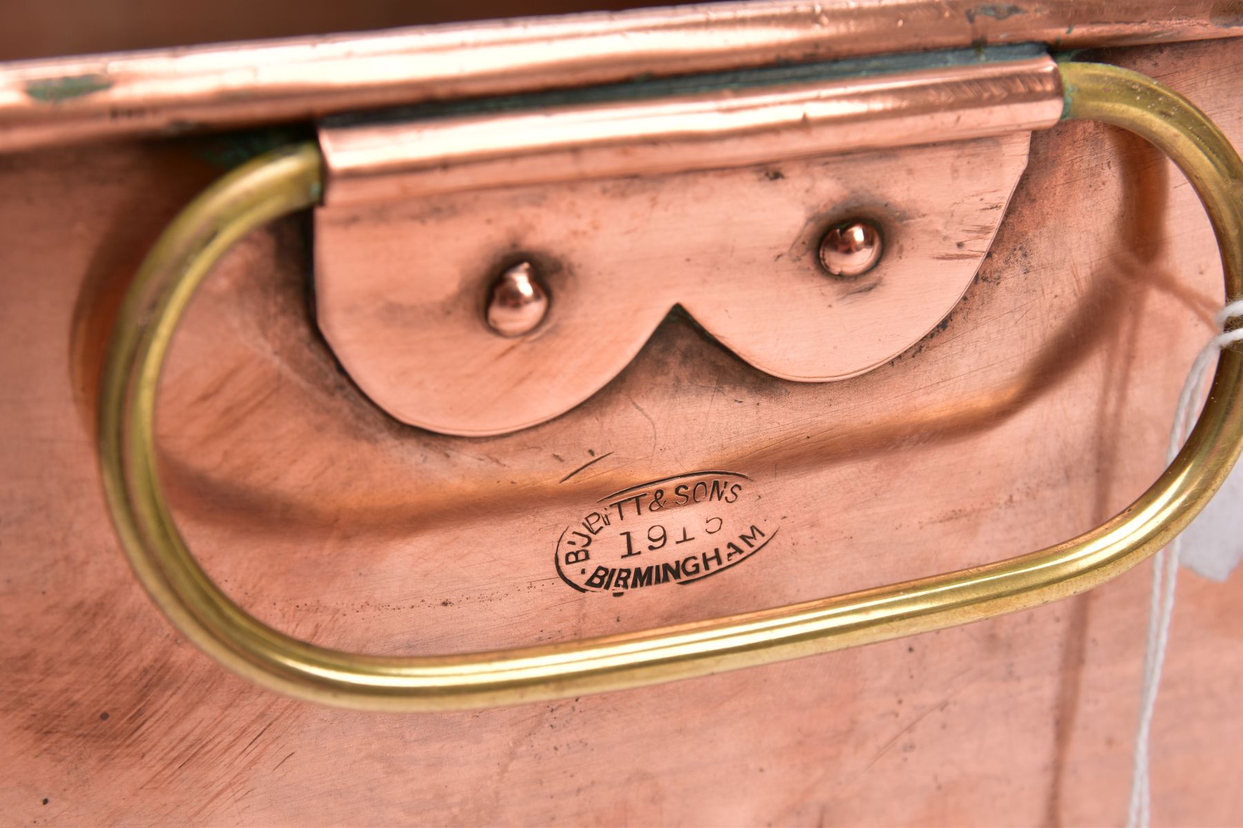 A BULPITT & SONS COPPER SWING HANDLED STORAGE BOX, date stamped 1915, missing cover, approximate - Image 5 of 6